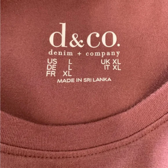 New D&Co Floral Embroidery Relaxed Top - Picture 6 of 7